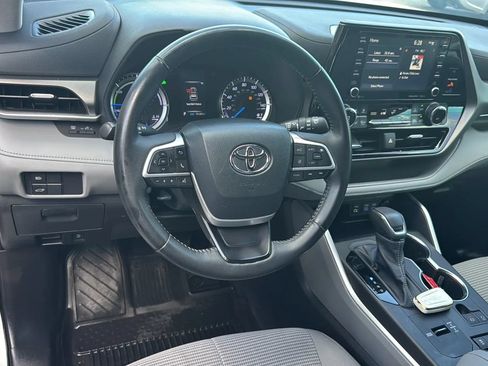 Used 2022 Toyota Highlander LE FWD image 11