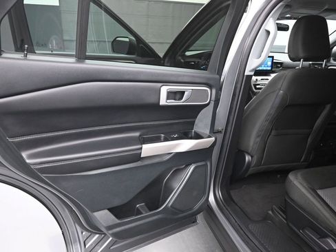 Certified 2023 Ford Explorer XLT RWD image 12