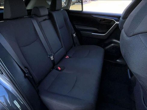Used 2021 Toyota RAV4 LE image 17