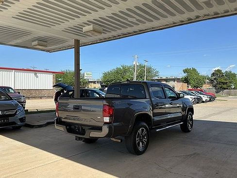 Used 2017 Toyota Tacoma TRD Sport w/ Premium & Technology Package RWD image 5