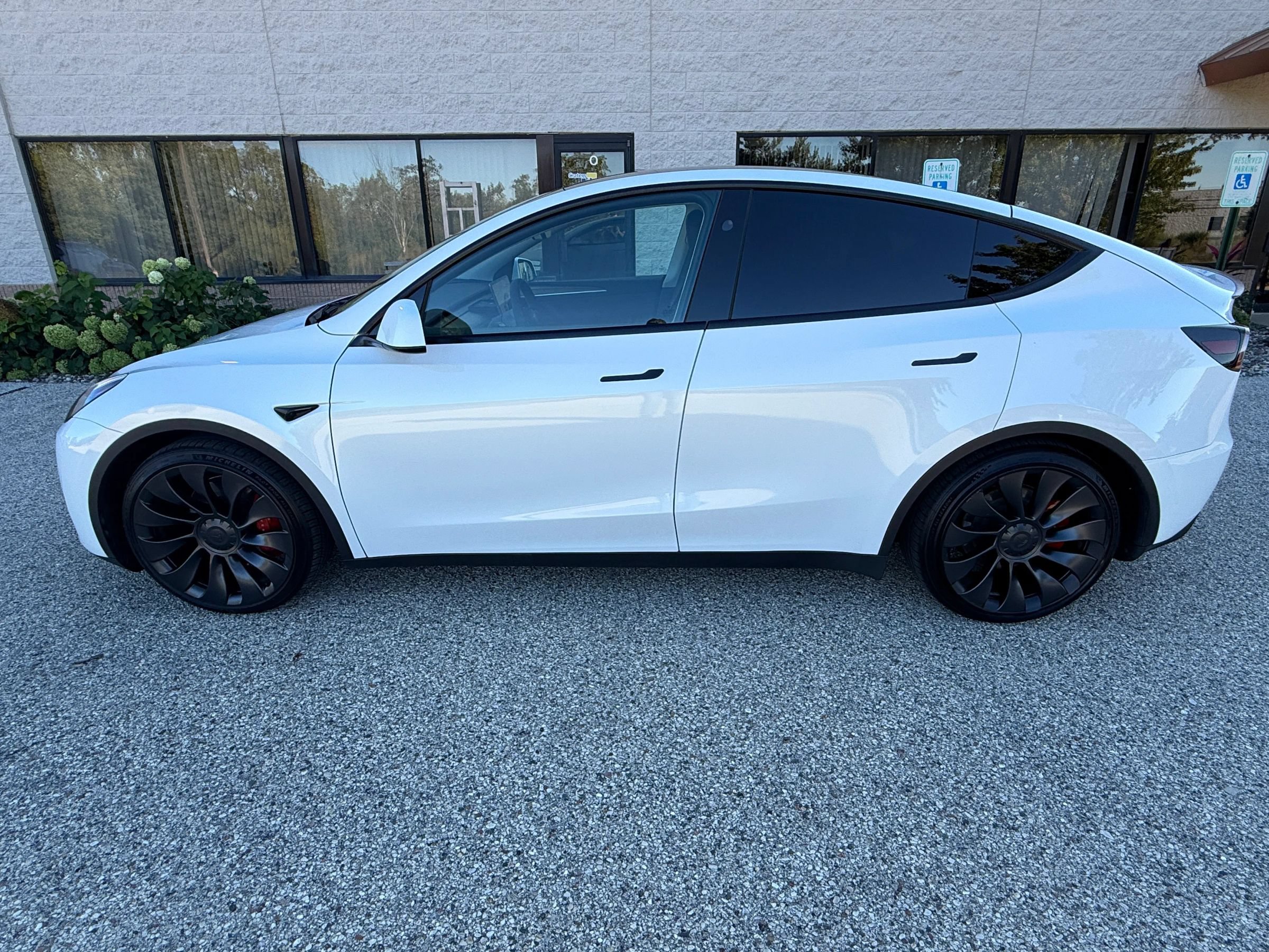 Used 2023 Tesla Model Y Performance AWD/4WD image 2