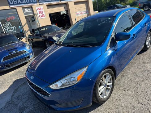 Used 2018 Ford Focus SE FWD image 2