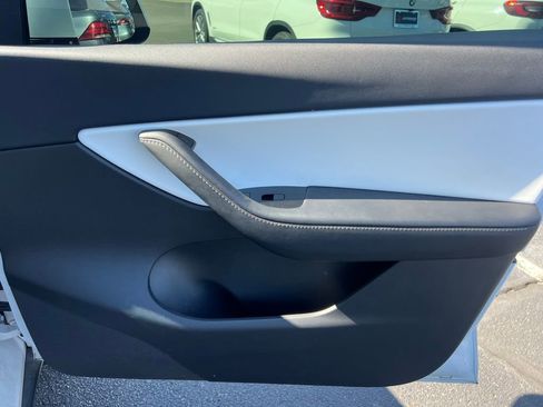 Used 2020 Tesla Model Y Long Range image 31