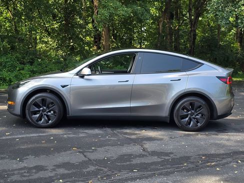Used 2025 Tesla Model Y Long Range RWD image 4
