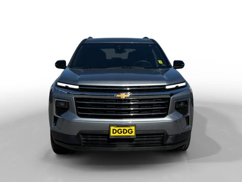 Used 2025 Chevrolet Traverse LT FWD image 8