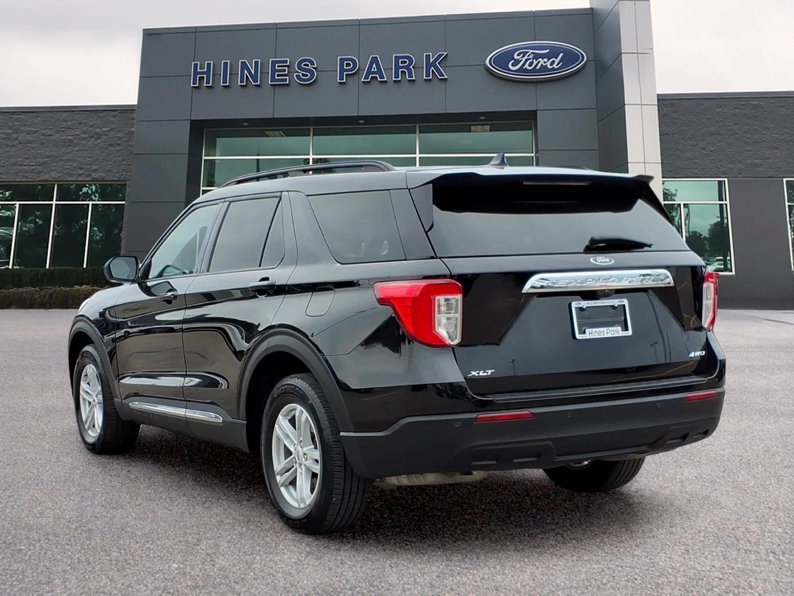 Used 2023 Ford Explorer XLT AWD/4WD image 5