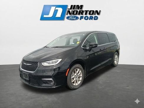 Used 2024 Chrysler Pacifica Touring-L FWD image 4