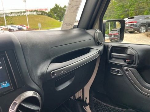Used 2018 Jeep Wrangler Unlimited Sahara AWD/4WD image 26