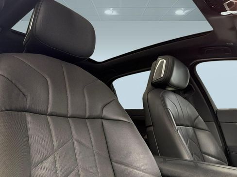 Used 2023 BMW 760i xDrive w/ Executive Package image 25