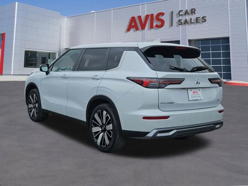 Used 2025 Mitsubishi Outlander SE AWD/4WD image 3