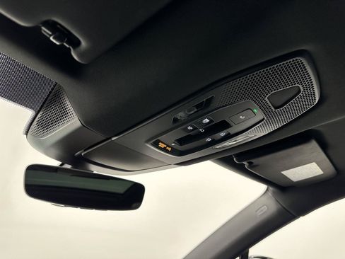 Certified 2025 Porsche Macan 4S Electric AWD/4WD image 33
