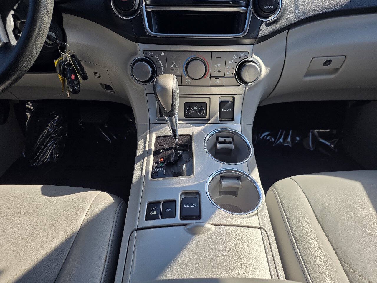 Used 2013 Toyota Highlander SE AWD/4WD image 17