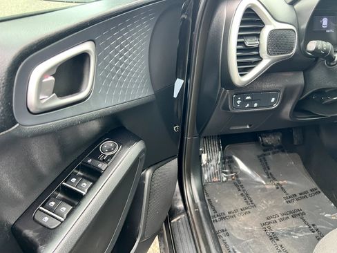 Used 2021 Kia Soul S FWD image 9