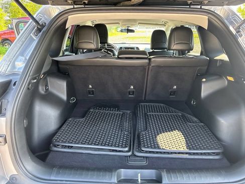Used 2019 Jeep Cherokee Latitude Plus w/ Cold Weather Group AWD/4WD image 22