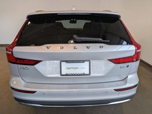 Used 2025 Volvo V60 B5 Cross Country Plus image 4