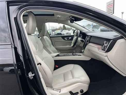 Used 2022 Volvo S60 B5 Momentum w/ Premium Package image 19