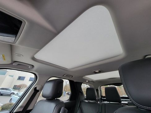 Used 2024 Land Rover Discovery S image 38