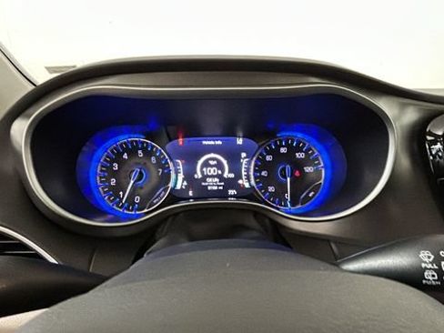 Used 2024 Chrysler Pacifica Touring-L FWD image 17