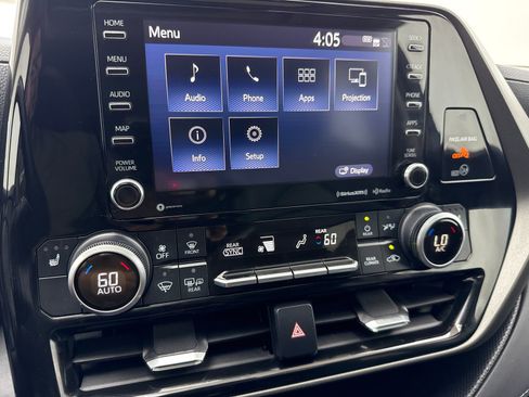 Used 2021 Toyota Highlander XLE FWD image 25