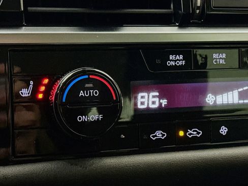 Used 2022 Nissan Pathfinder SV image 16