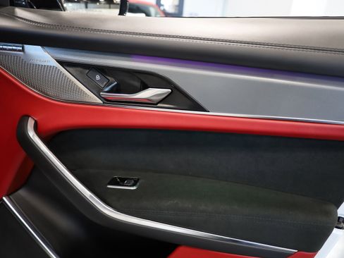 Used 2023 Jaguar F-PACE SVR image 40