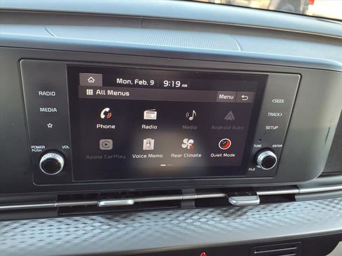 Used 2022 Kia Carnival LX image 3