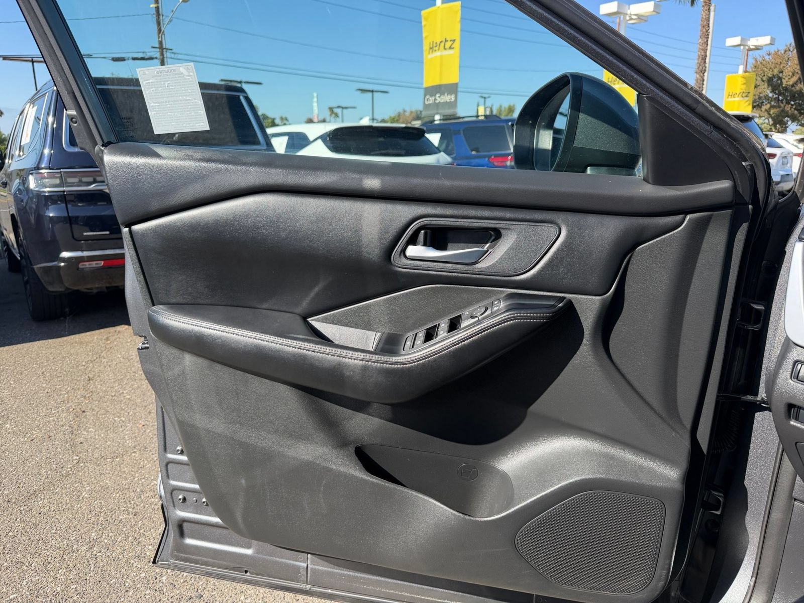 Used 2025 Nissan Rogue SV FWD image 18