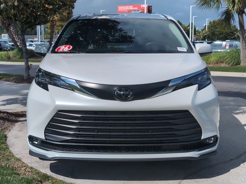 Certified 2026 Toyota Sienna XLE FWD image 3