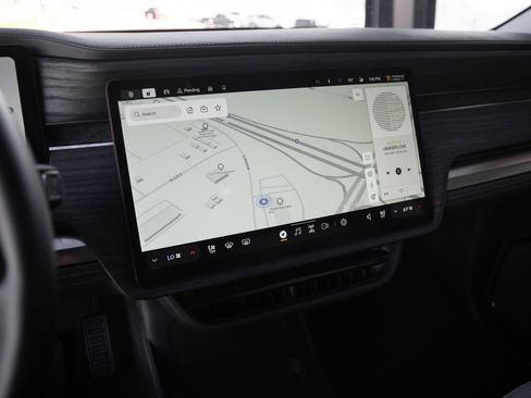 Used 2025 Rivian R1S Adventure image 32