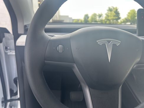 Used 2024 Tesla Model Y Long Range image 18