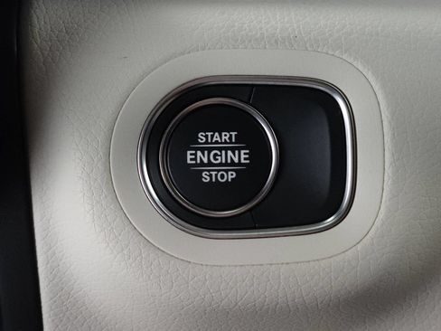 Used 2025 Mercedes-Benz GLE 450e 4MATIC image 17