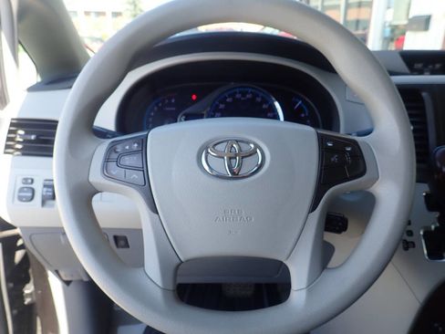 Used 2013 Toyota Sienna XLE image 7