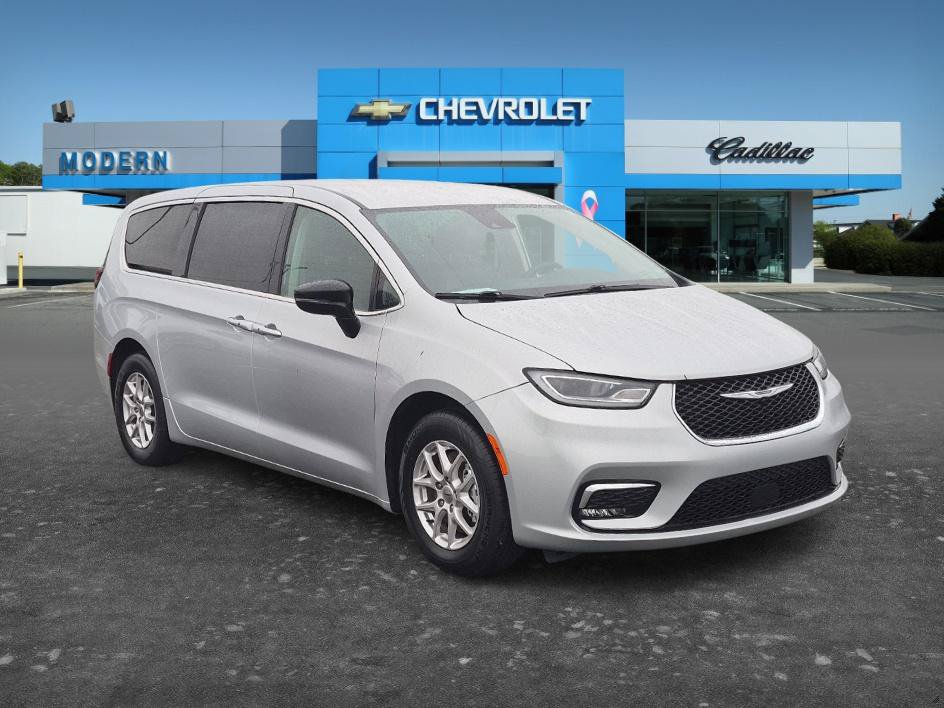 Used 2024 Chrysler Pacifica Touring-L FWD image 7