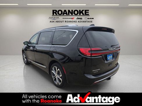 Used 2024 Chrysler Pacifica Pinnacle w/ Trailer Tow Group image 8