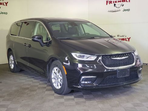 Used 2023 Chrysler Pacifica Touring-L FWD image 30