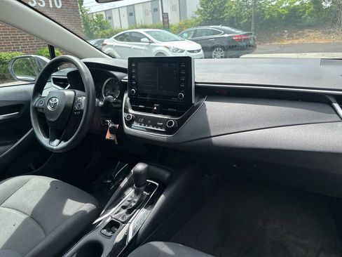 Used 2021 Toyota Corolla LE image 19