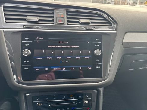 Used 2024 Volkswagen Tiguan SE w/ Panoramic Sunroof Package image 25