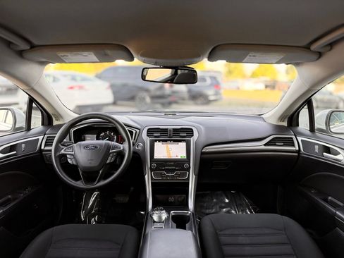 Used 2019 Ford Fusion SE FWD image 2