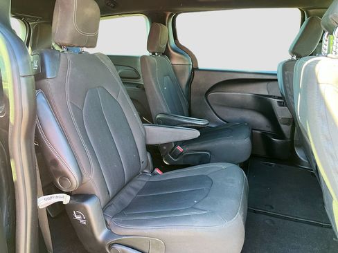 Used 2023 Chrysler Pacifica Touring FWD image 27