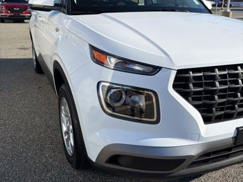 Certified 2025 Hyundai Venue SE image 3