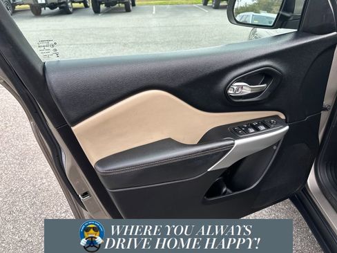 Used 2017 Jeep Cherokee Limited image 10