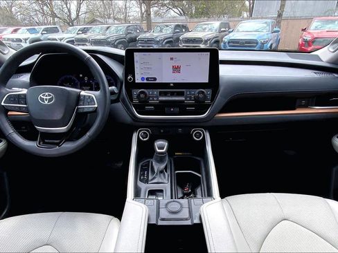 Used 2025 Toyota Grand Highlander Limited image 16