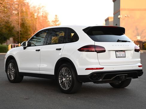 Used 2016 Porsche Cayenne Turbo image 5