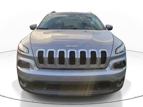 Used 2017 Jeep Cherokee Latitude AWD/4WD image 2