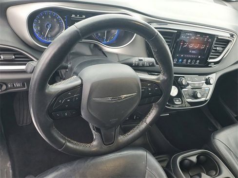 Used 2020 Chrysler Pacifica Touring-L image 18
