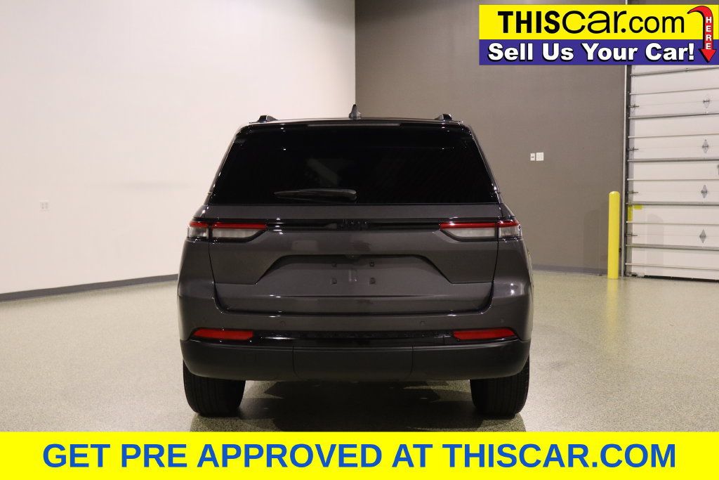 Used 2025 Jeep Grand Cherokee Laredo RWD image 7