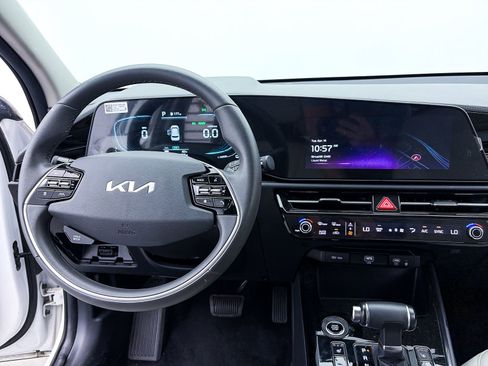 Used 2023 Kia Niro EX FWD image 3