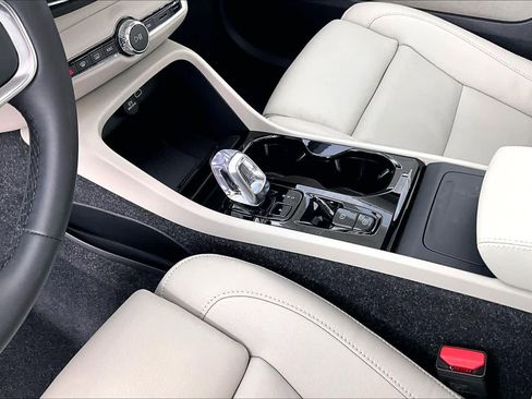 Used 2025 Volvo XC40 B5 Ultra w/ Climate Package image 17