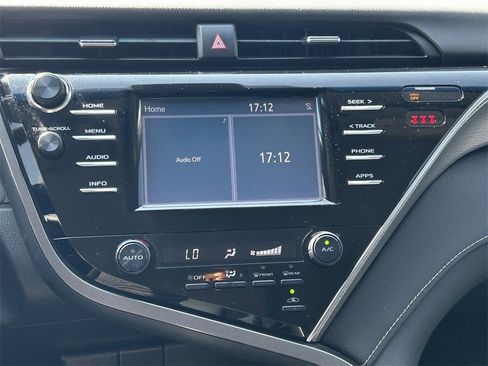 Used 2018 Toyota Camry SE image 18