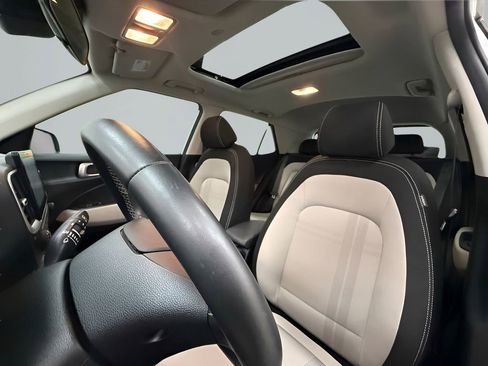 Used 2025 Hyundai Venue SEL FWD image 21